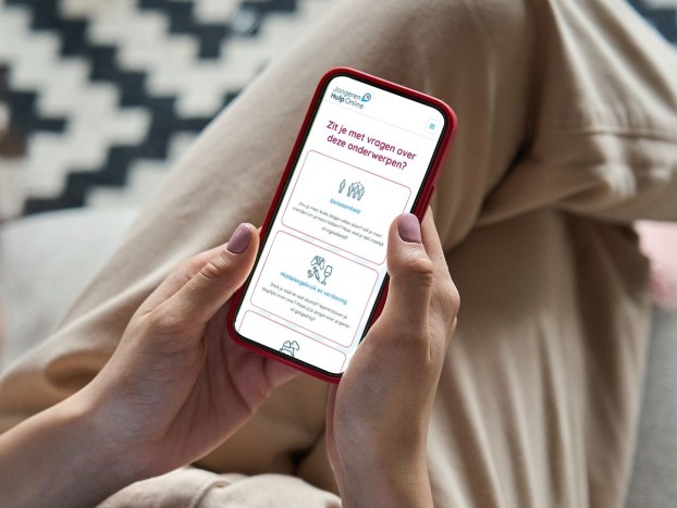 Telefoon met de website van Jongeren Hulp Online in beeld