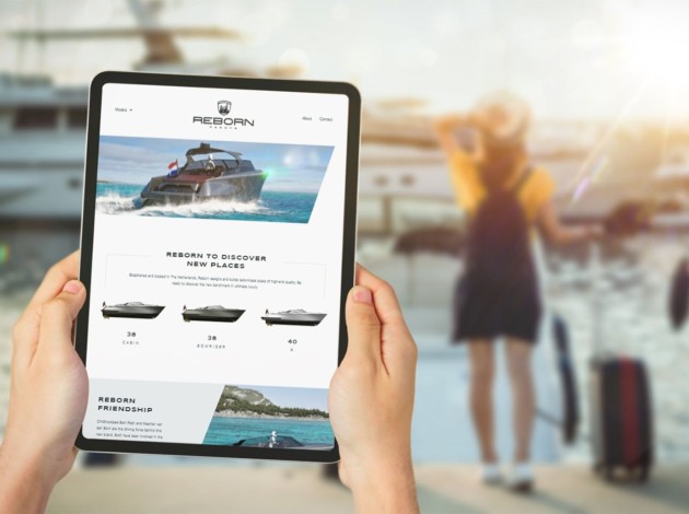 Tablet met de website van Reborn Yachts in beeld