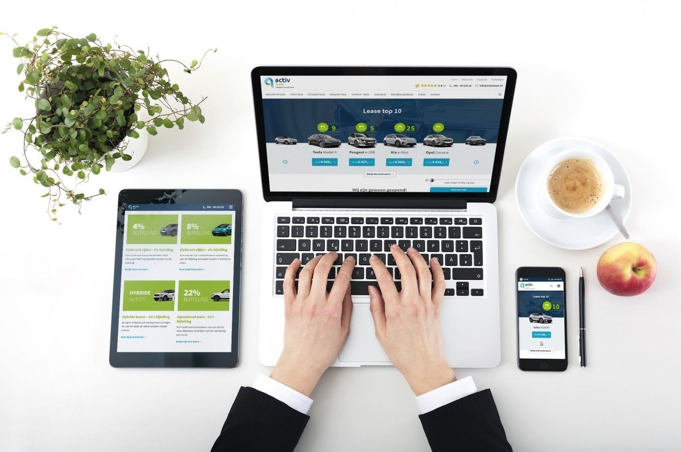 Macbook, iphone en ipad met de website van ActivLease in beeld
