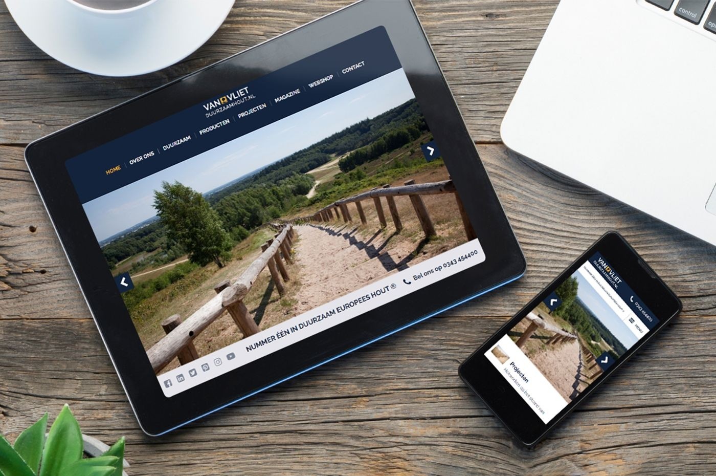 Tablet en telefoon met de website duurzaamhout.nl in beeld