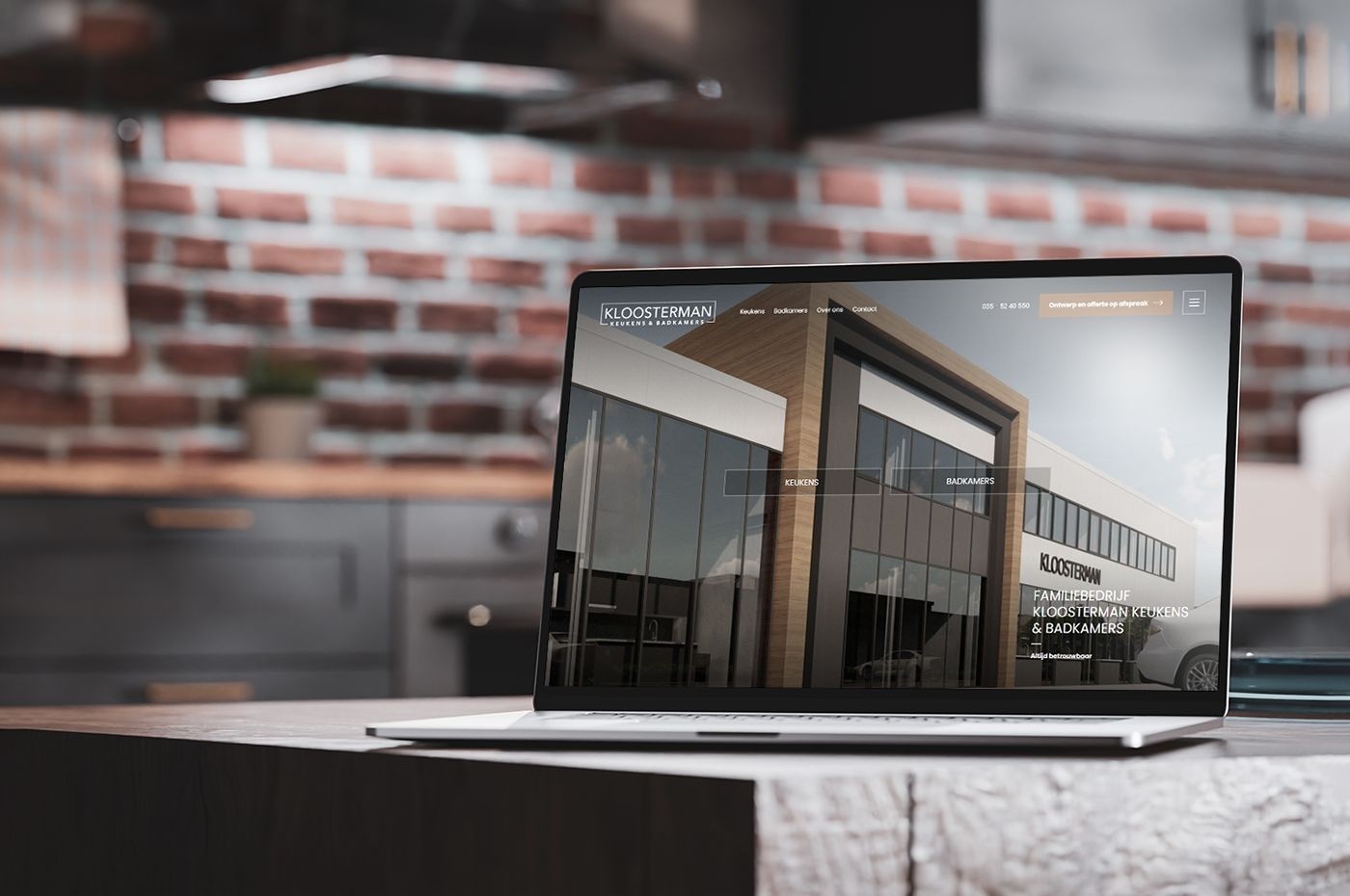 Laptop met de website van Kloosterman Keukens en Badkamers in beeld