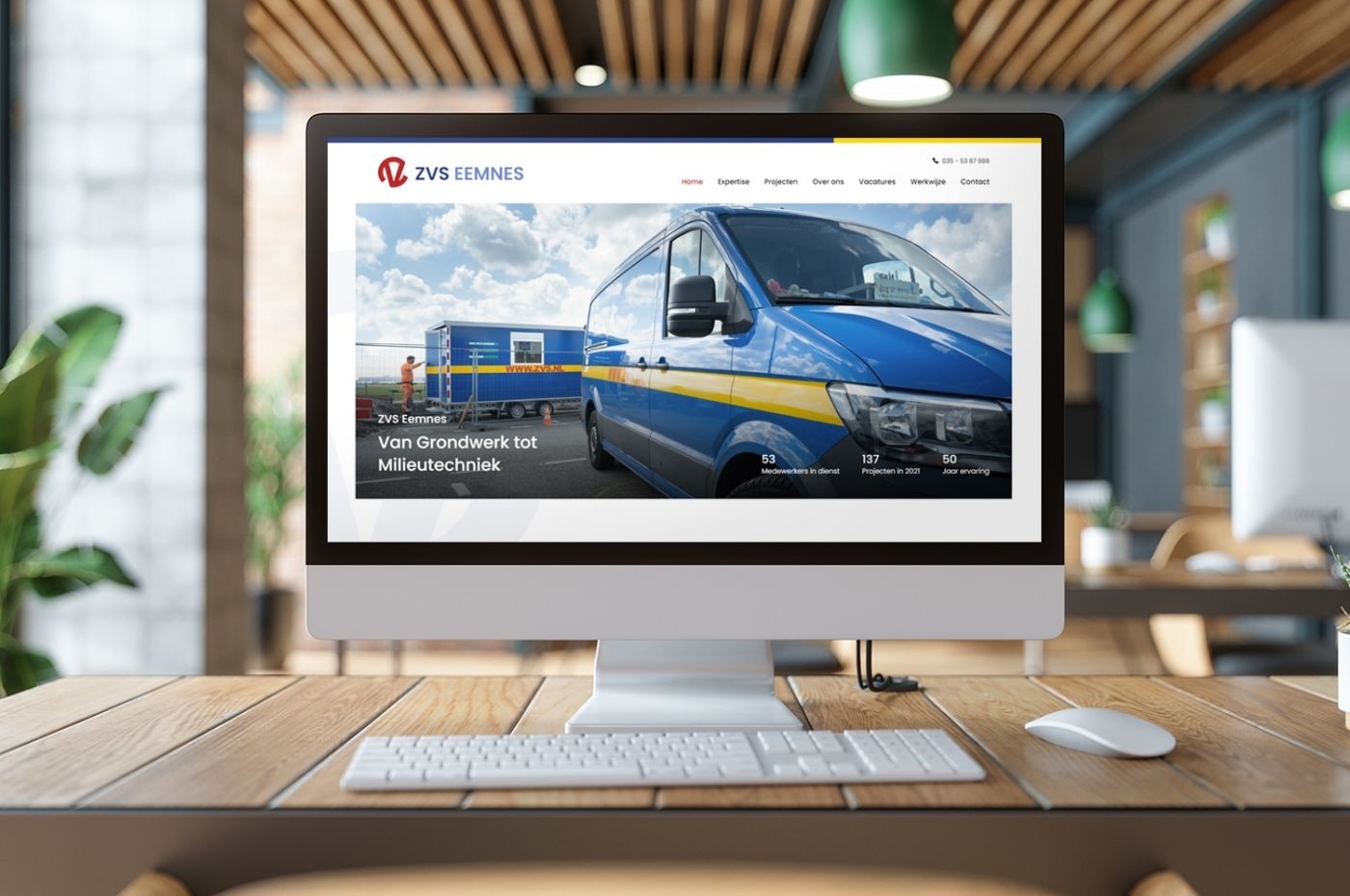 Macbook met de website van ZVS Eemnes in beeld