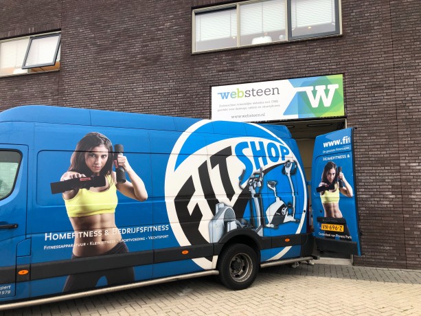Bus met fitnessapparatuur voor het gebouw van Websteen
