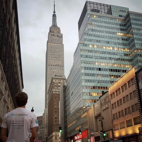 Medewerker met Websteen t-shirt aan in New York