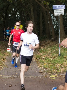 Medewerkers van Websteen aan het hardlopen tijdens de Wolfskamerloop.