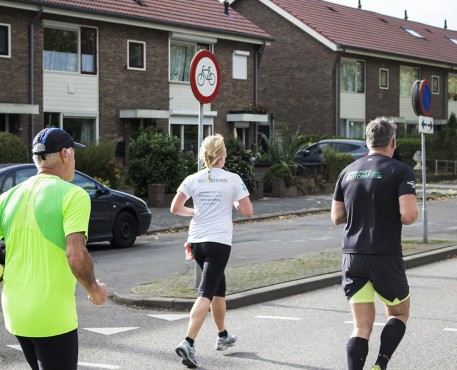 Medewerkers van Websteen aan het hardlopen tijdens de Wolfskamerloop.