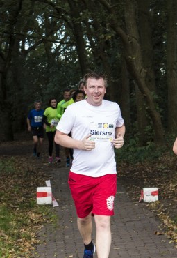 Medewerkers van Websteen aan het hardlopen tijdens de Wolfskamerloop.