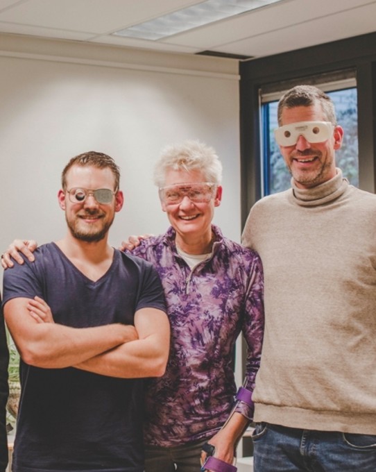 Wesley en Dennis samen met de klant op de foto