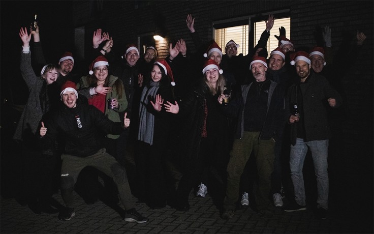 Het team van Websteen met kerstmutsen op