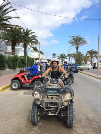 Wesley op een quad op Ibiza