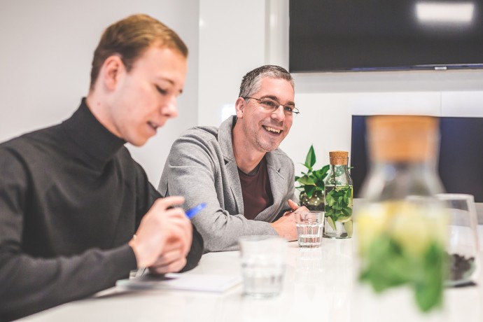 Roy aan tafel met een contract