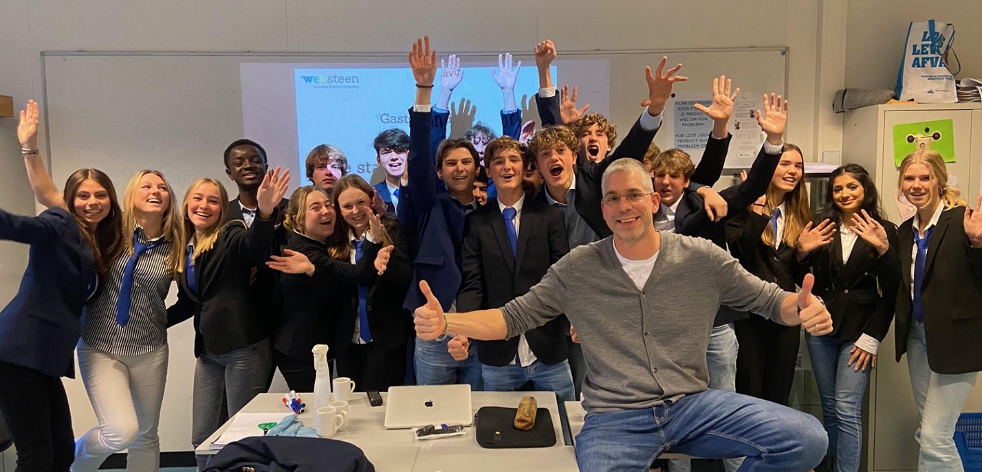 Roy Jongerden die gastles geeft aan 4-HAVO met daarin de gehele klas in beeld