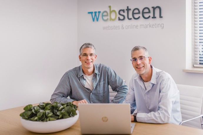 Roy & Dennis zitten aan een kantoortafel