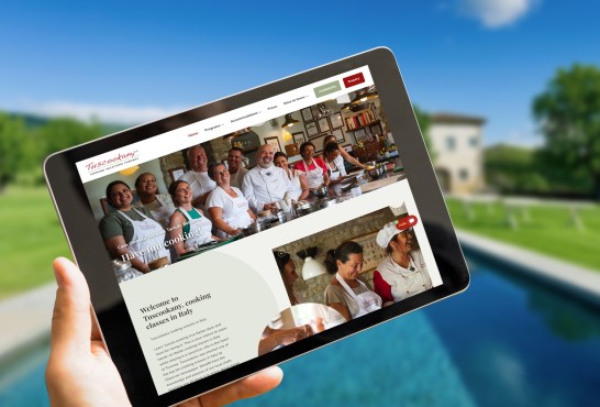 Website van tuscookany.com op een tablet.