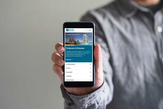 Website van geveladvies.nl op een mobiele telefoon.