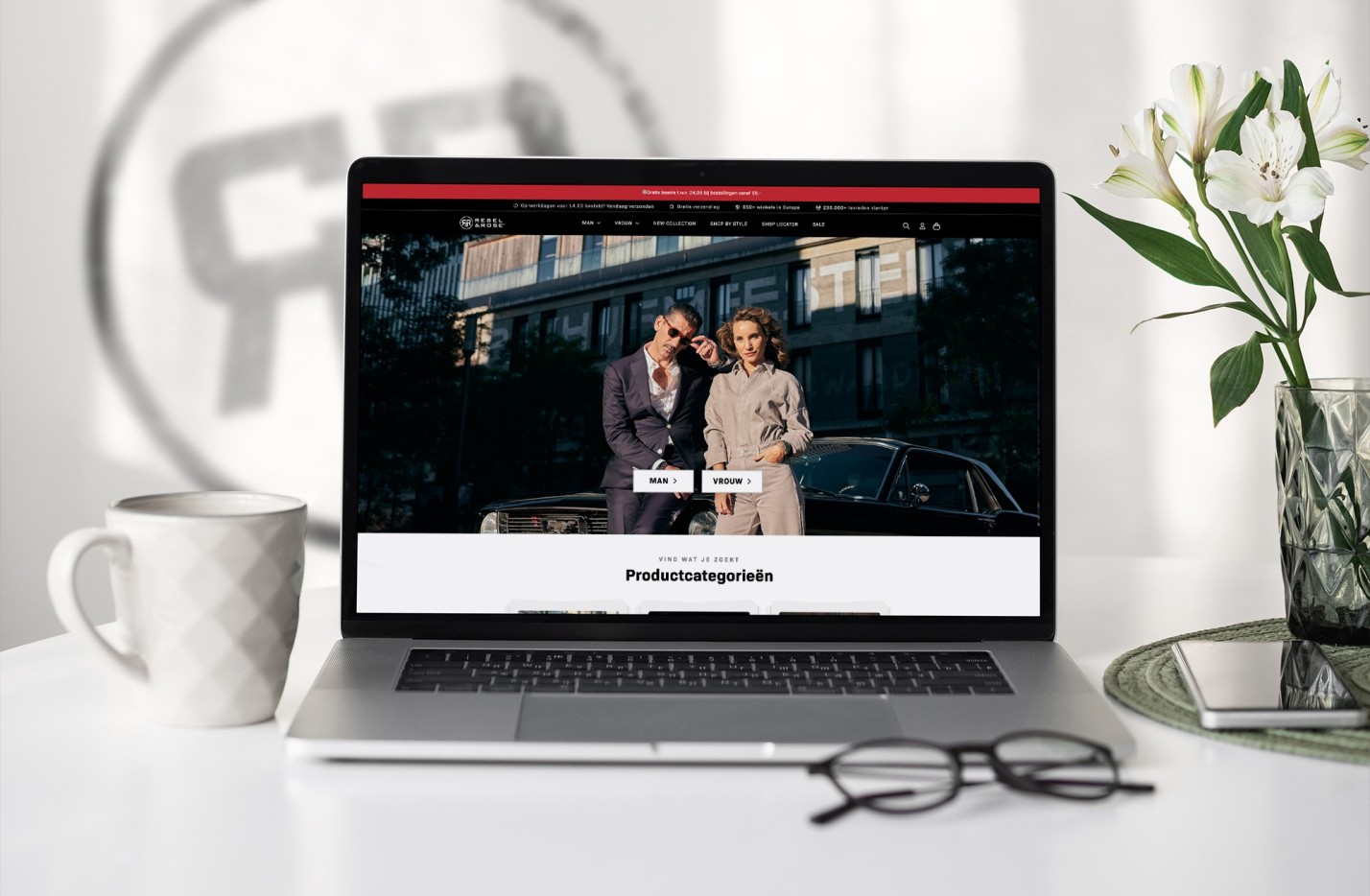 Laptop met de website van Rebel & Rose in beeld