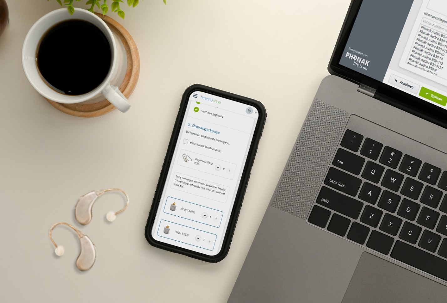 Iphone en macbook met de webapplicatie De Hearingshop in beeld