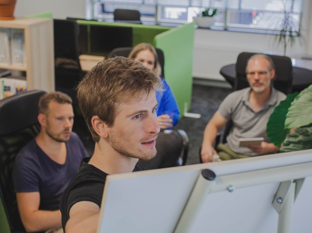 Programmeur geeft instructie aan het team