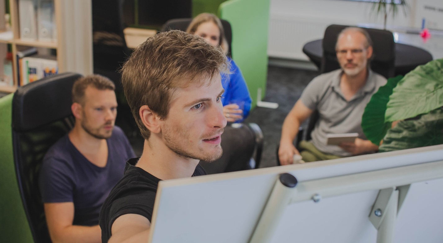 Programmeur geeft instructie aan het team.