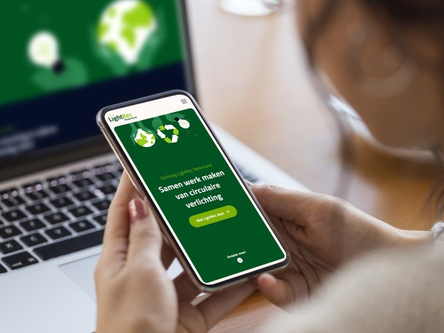 Smartphone en laptop met de nieuwe website van LightRec in beeld