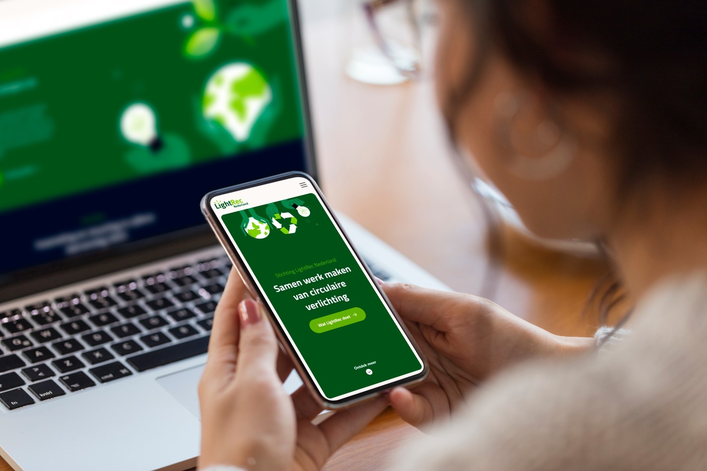 Smartphone en laptop met de nieuwe website van LightRec in beeld