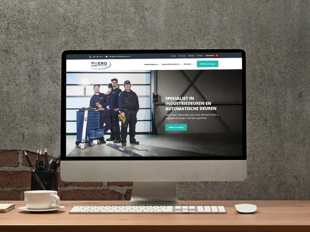 iMac met de website van Van den Berg Bedrijfsdeuren in beeld