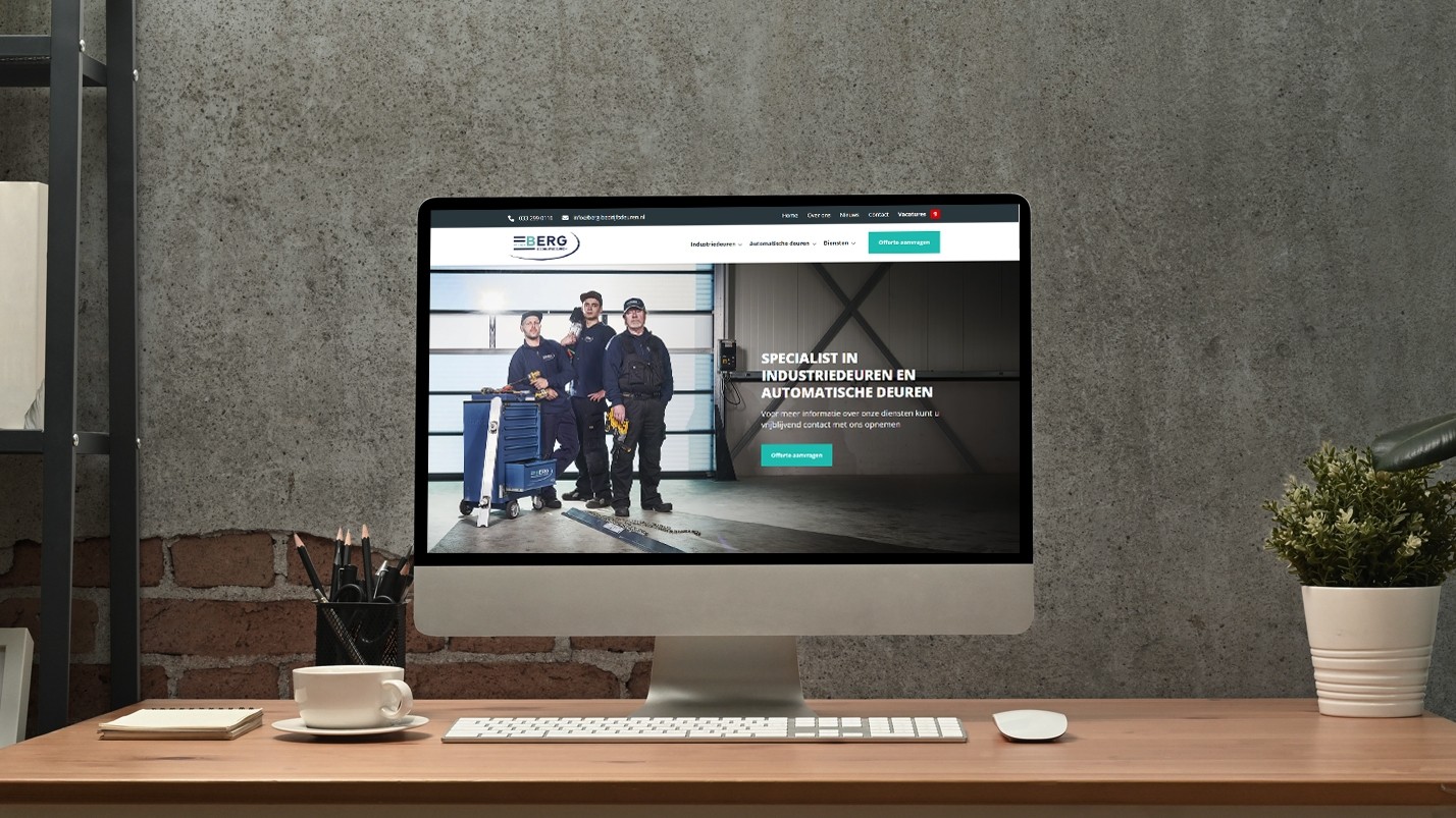 iMac met de website van Van den Berg Bedrijfsdeuren in beeld