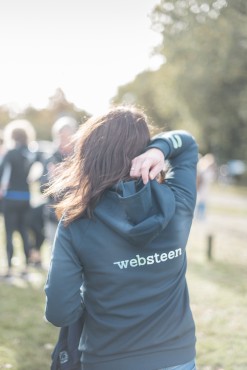 Websteen aanwezig en goudsponsor van de 10e Wolfskamerloop
