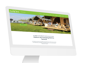Laptop en telefoon met daarop de website van Camping Marina Eemhof