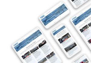 Laptop en telefoon met daarop de website van TDC Bedrijfswagens