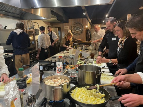 Websteen met diverse partners aan het koken en netwerken.