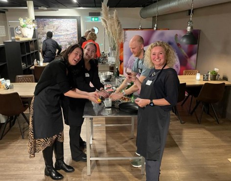 Websteen met diverse partners aan het koken en netwerken.
