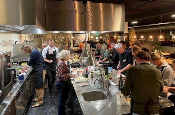 Websteen met diverse partners aan het koken en netwerken.