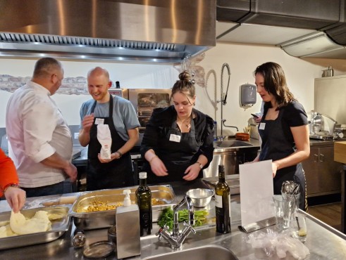 Websteen met diverse partners aan het koken en netwerken.