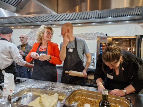 Websteen met diverse partners aan het koken en netwerken.