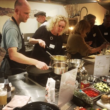 Websteen met diverse partners aan het koken en netwerken.