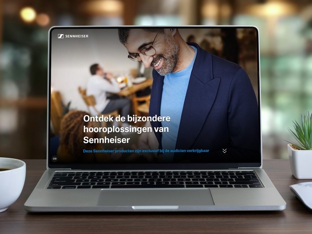 Macbook met de website van  Sonova's hooroplossingen in beeld