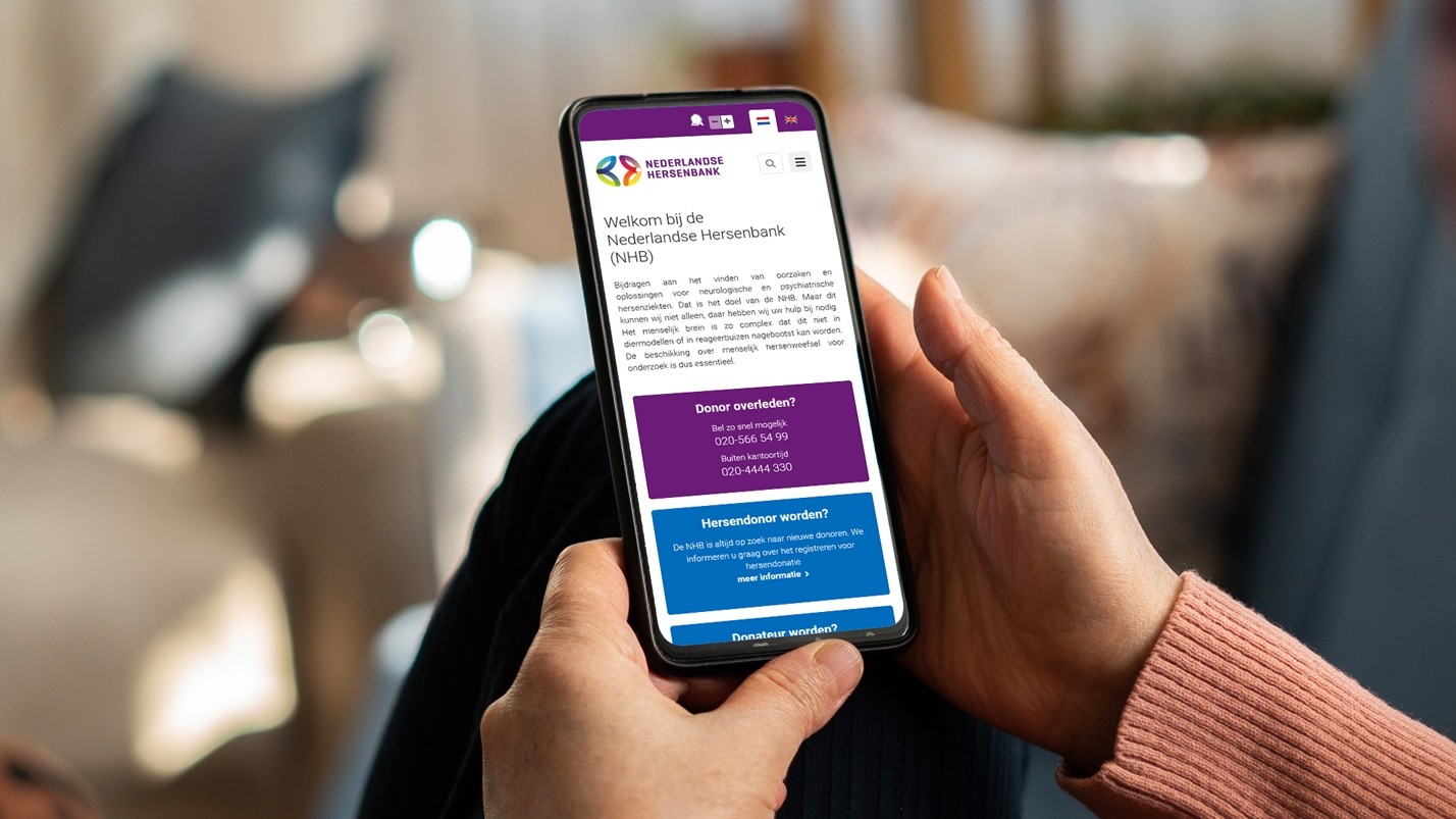 iPhone met de website van de Nederlandse Hersenbank in beeld