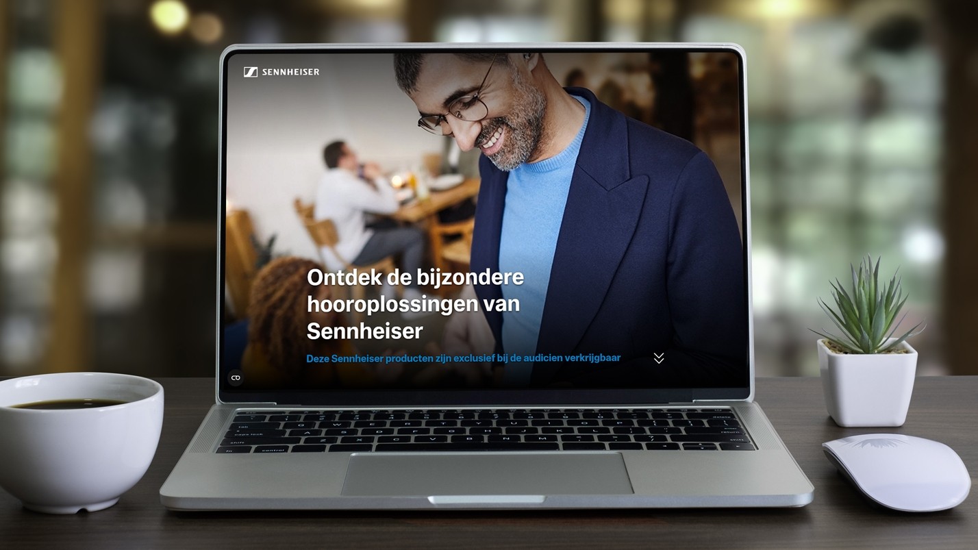 Macbook met de website van  Sonova's hooroplossingen in beeld