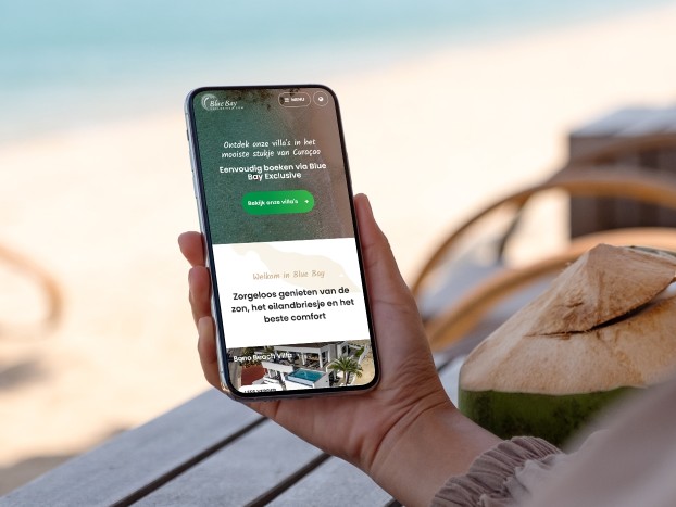 iPhone met de website van Bleu Bay Exclusive in beeld