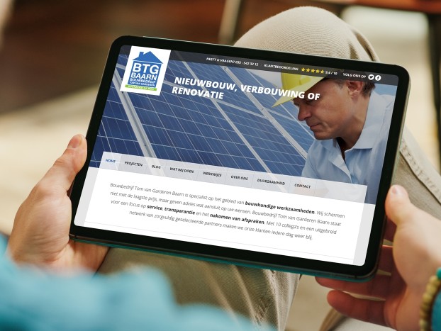 iPad met de website van Bouwbedrijf Tom van Garderen Baarn in beeld