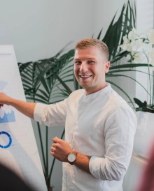 Benny die een presentatie geeft
