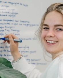 Pien van Twillert die op een whiteboard schrijft