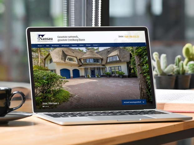 Macbook met de website van Realworks in beeld