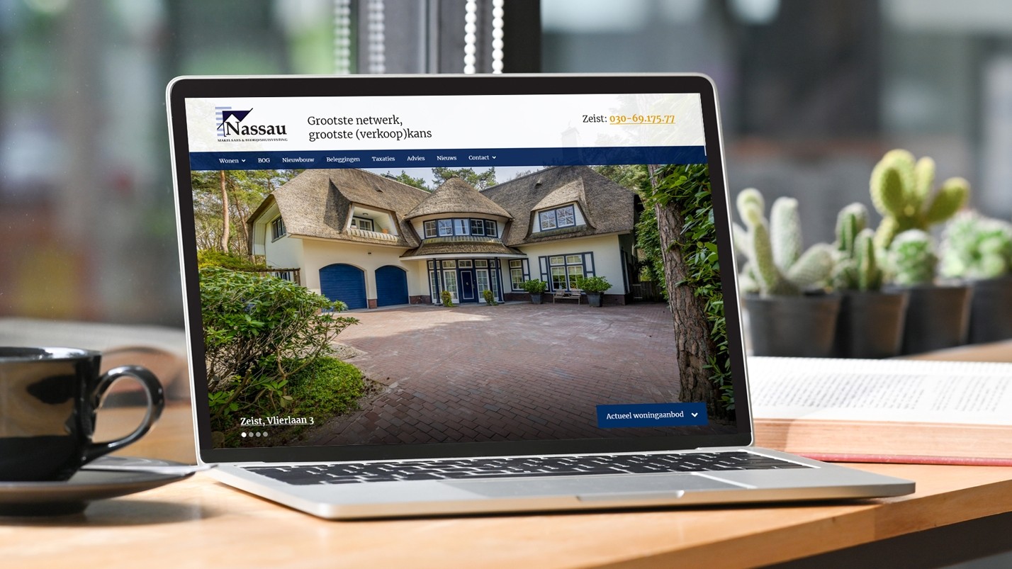Macbook met de website van Realworks in beeld