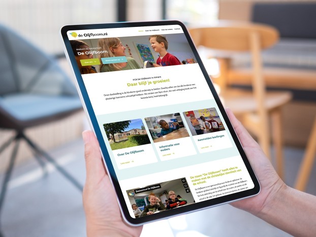 iPad met de website van Stichting Prisma Almere in beeld