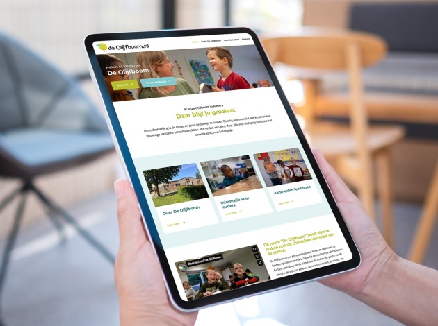 iPad met de website van Stichting Prisma Almere in beeld
