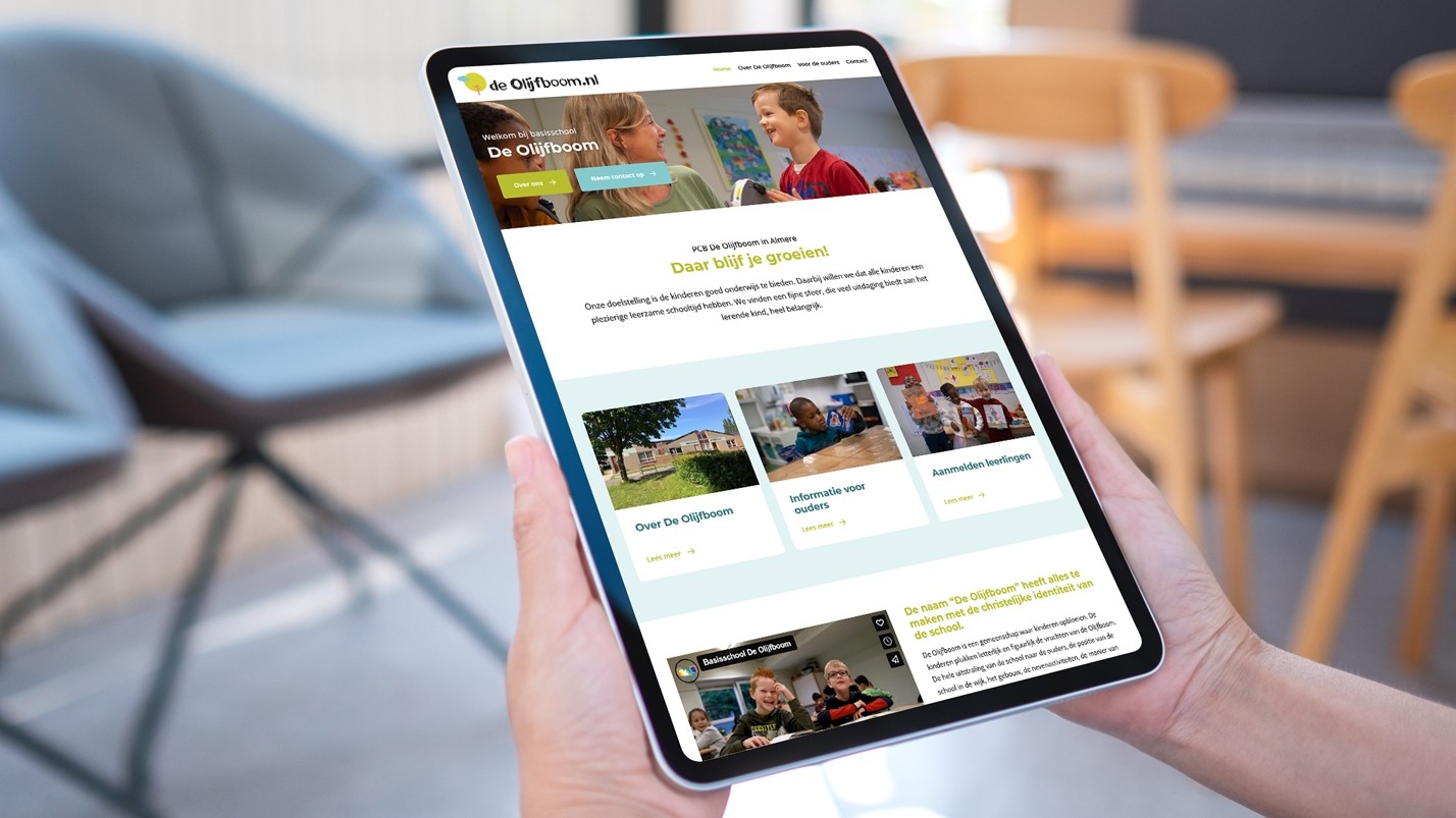 iPad met de website van Stichting Prisma Almere in beeld