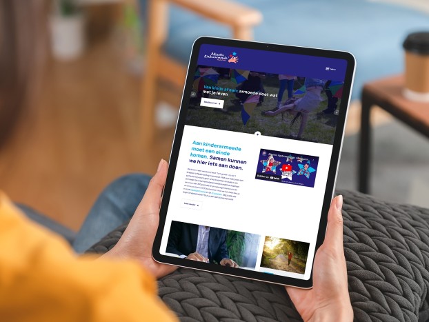 iPad met de website van Alliantie Kinderarmoede in beeld