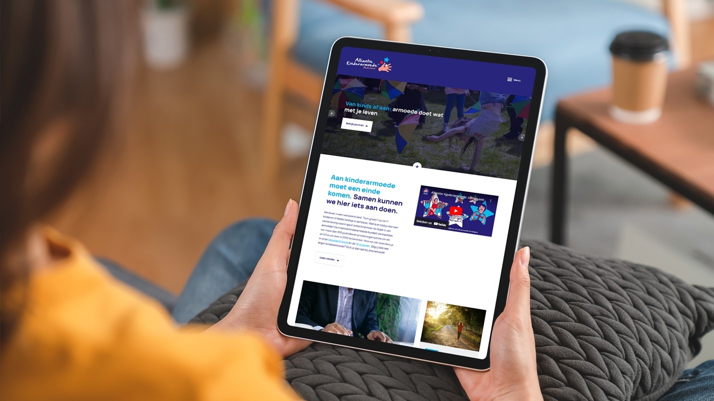 iPad met de website van Alliantie Kinderarmoede in beeld